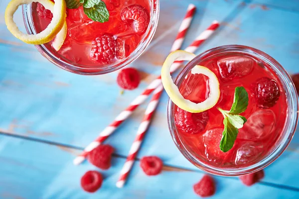 Twee kleurrijke raspberry cocktails — Stockfoto