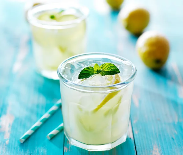 Färsk is kall lemonad med mynta — Stockfoto