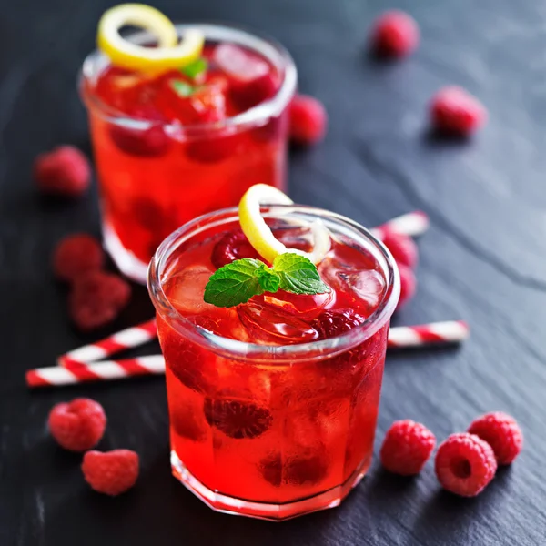 树莓汁鸡尾酒的眼镜 — 图库照片