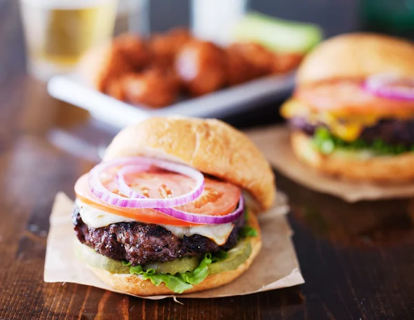 Cheeseburgers com asas e cerveja — Fotografia de Stock