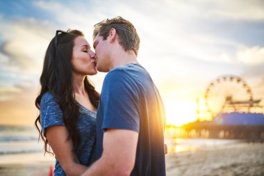 Romantik çift öpüşüyor.