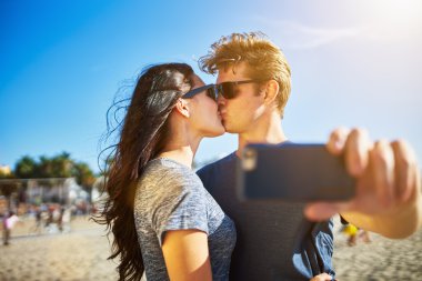 mutlu çift alarak romantik selfie 