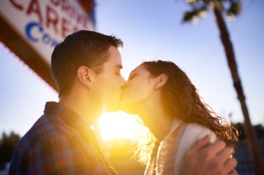 Las Vegas işaretiyle öpüşme Çift