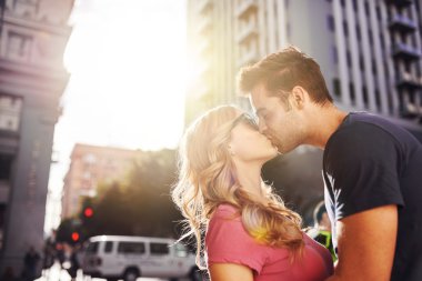 şehir merkezinde öpüşme Romantik Çift