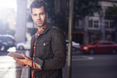 tablet ile yakışıklı adam 