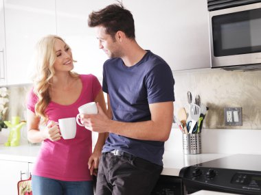 mutlu çift birlikte kahve içmek 