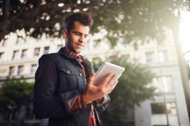 yakışıklı adam ben tablet kullanma