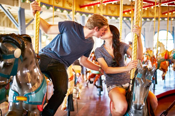 Romantique couple équitation carrousel — Photo