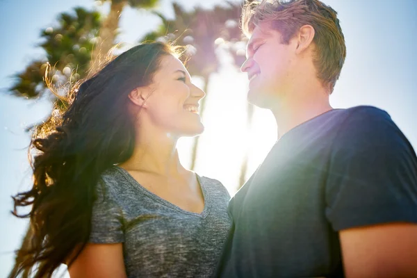 Romantiskt par tittar på varandra — Stockfoto