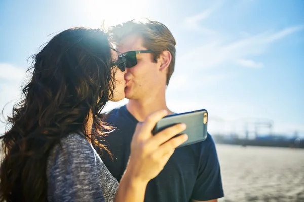 Paar küsst sich beim Selfie — Stockfoto