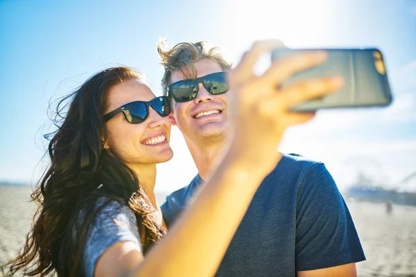 Szczęśliwa para biorąc selfie na romantyczny wyjazd — Zdjęcie stockowe