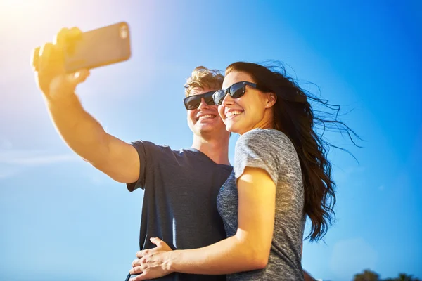 Szczęśliwa para biorąc selfie na romantyczny wyjazd — Zdjęcie stockowe