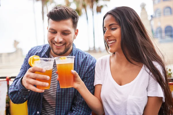 Latin couple making drinking beer — Stock Photo, Image