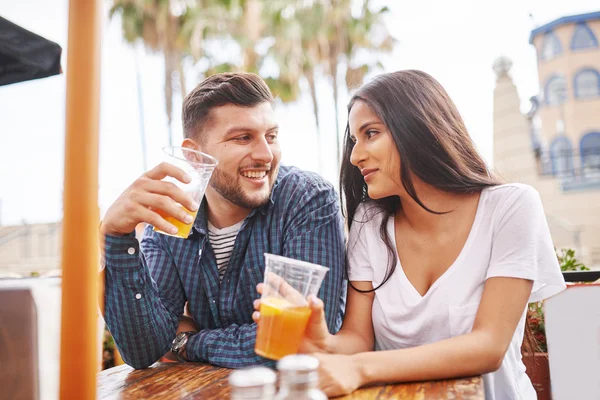 Casal beber cerveja — Fotografia de Stock