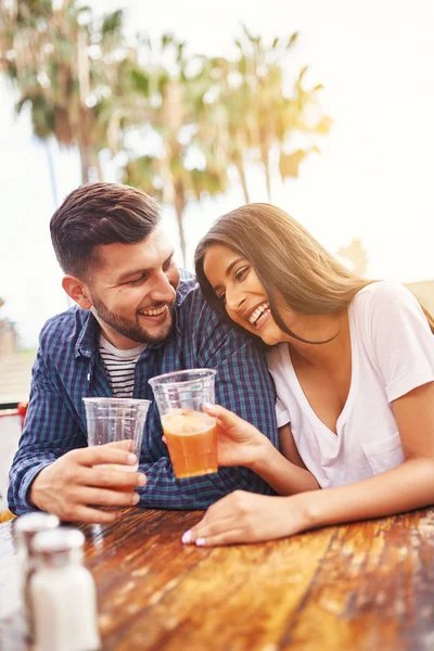 Счастливая латиноамериканская пара пьет пиво — стоковое фото
