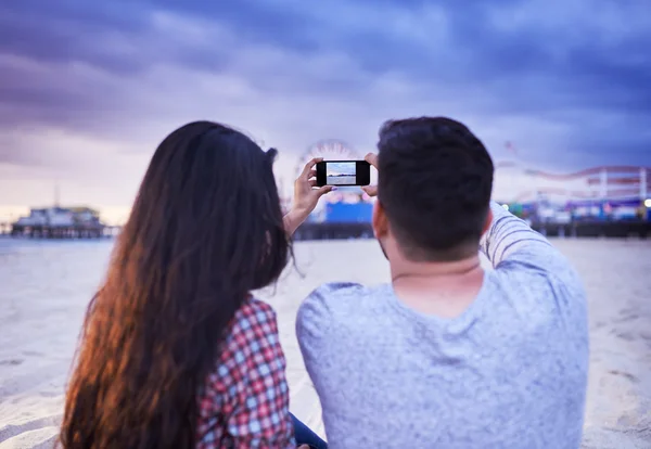 Pareja tomando foto del muelle de santa monica —  Fotos de Stock