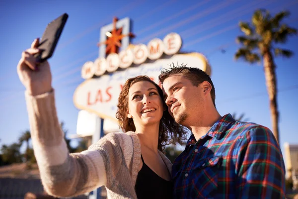 Romantiska par med selfie — Stockfoto