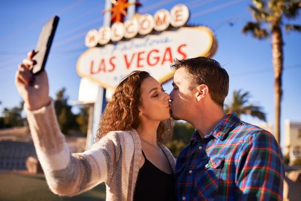 Par kyssas och ta selfie — Stockfoto