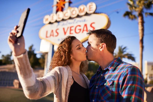 Pareja besándose y tomando selfie —  Fotos de Stock