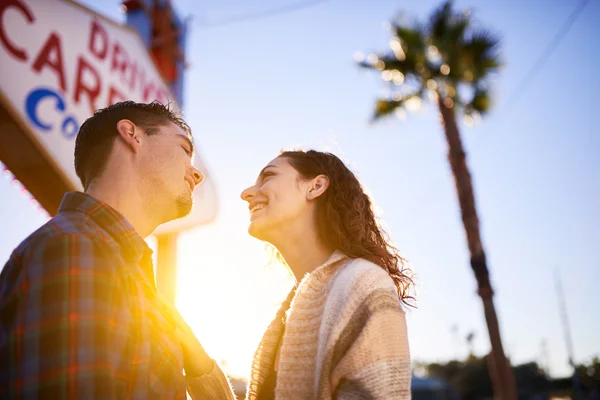 Couple à côté de bienvenue à Las Vegas signe — Photo