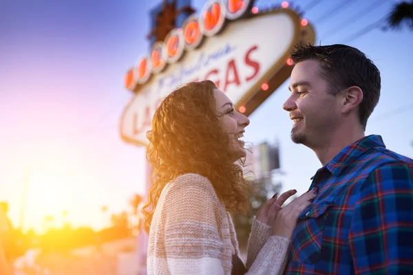 Couple en face de bienvenue à Las Vegas signe — Photo