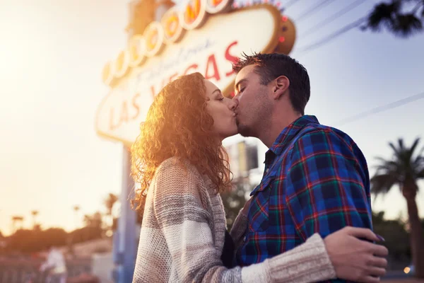 Couple romantique baisers — Photo