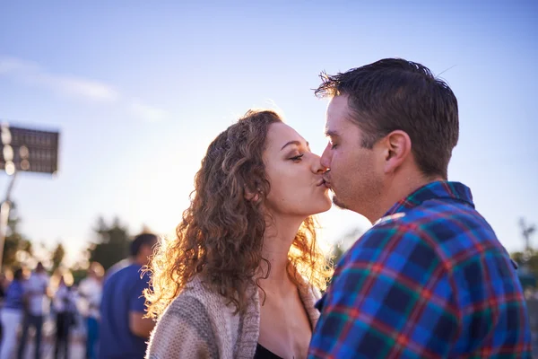 Pareja besándose en multitud — Foto de Stock