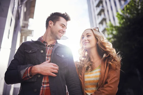 Romantic couple walking through downtown — Stock Photo, Image