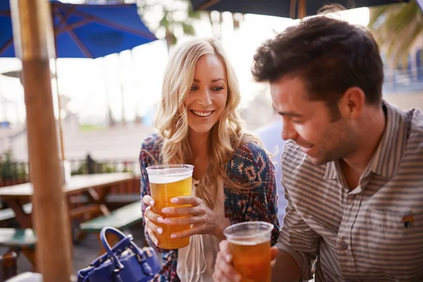 Romantic couple drinking beer — Stock Photo, Image