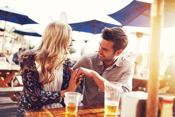 Romantic couple drinking beer — Stock Photo, Image