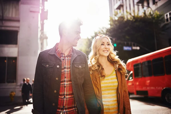 Pareja romántica atractiva caminando t — Foto de Stock