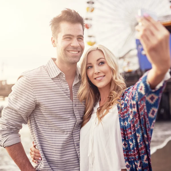 Couple romantique prenant selfie — Photo