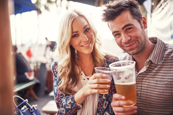 Atractiva pareja bebiendo cerveza — Foto de Stock