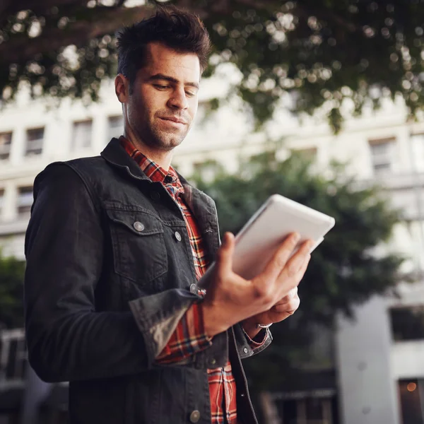 Uomo che utilizza tablet in ambiente urbano — Foto Stock