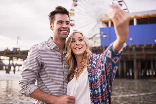 Pareja romántica tomando selfies — Foto de Stock