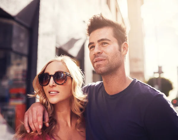 Pareja juntos en abajo de la ciudad — Foto de Stock