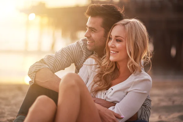 Två älskande på santa monica beach — Stockfoto