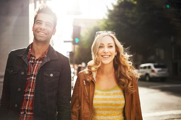 Pareja dando un paseo por la ciudad — Foto de Stock