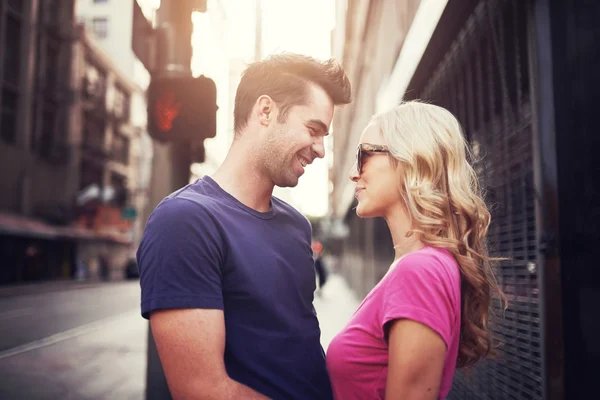 Casal romântico olhando um para o outro — Fotografia de Stock