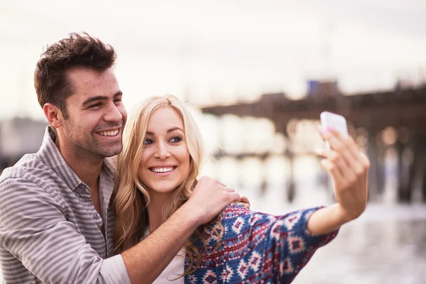 Bonito casal tomando selfies — Fotografia de Stock