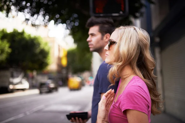 Mujer con su novio caminando — Foto de Stock