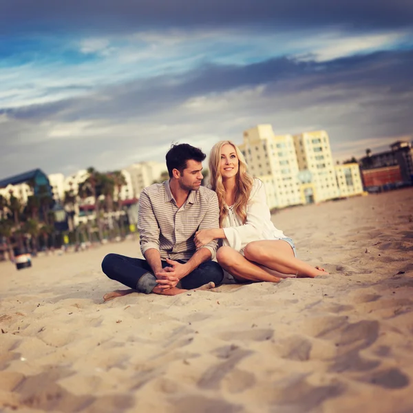 Bonito casal na praia — Fotografia de Stock