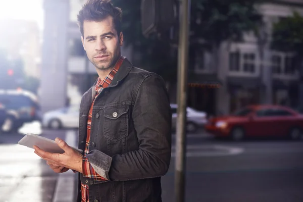 Bello uomo con tablet — Foto Stock