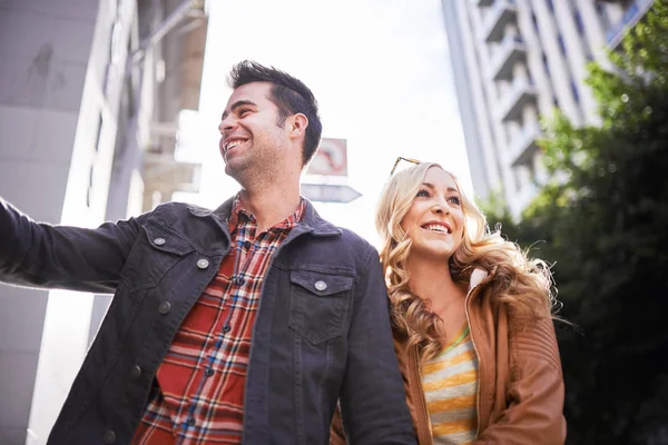 Tourist couple  on street in LA — Stock Photo, Image