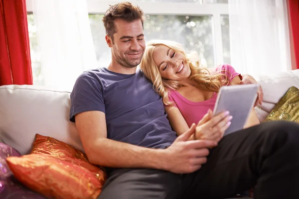 Pareja viendo vídeos en tableta — Foto de Stock