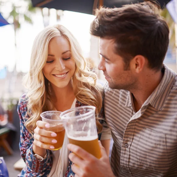 Romantic couple drinking beer — Stock Photo, Image
