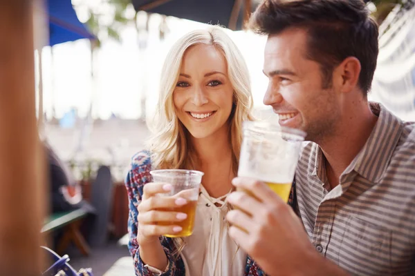 Happy couple drinking beer together — Stock Photo, Image