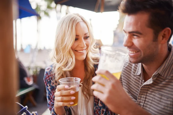 Casal feliz beber cerveja juntos — Fotografia de Stock