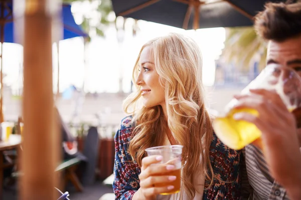 Mujer con su novio disfrutando bebiendo una cerveza — Foto de Stock