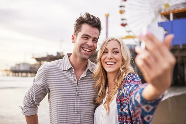 Pareja romántica tomando selfie — Foto de Stock